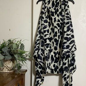 Chic Black and White Animal Print shawl/jacket